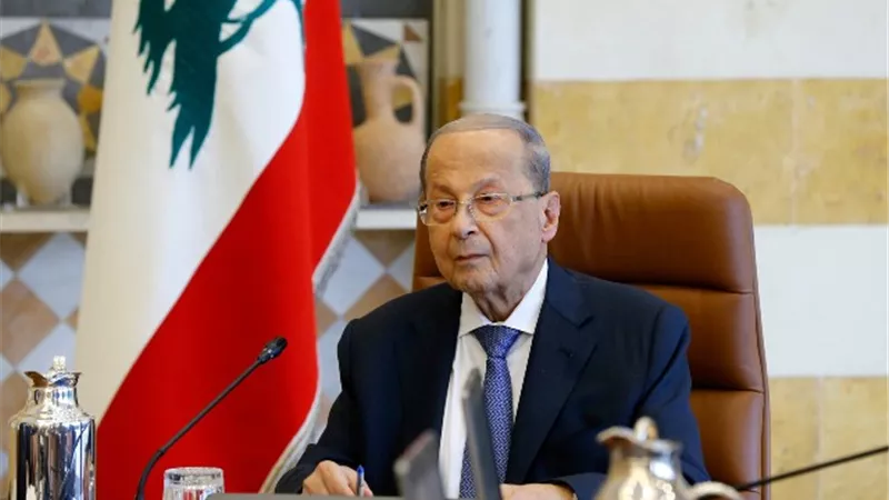 الرئيس اللبناني يدعو لتشكيل حكومة أو انتخاب رئيس جديد خلال 48 ساعة