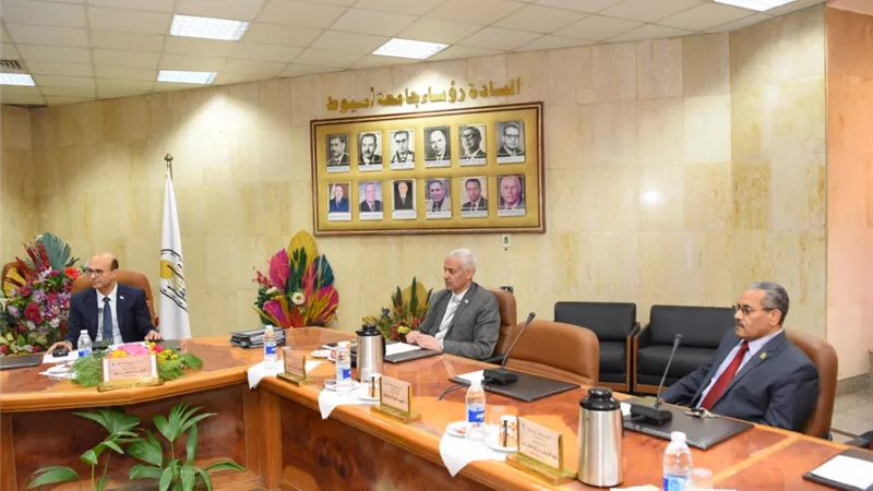 رئيس جامعة أسيوط يعلن عدم زيادة المصروفات الدراسية تحت أى بند