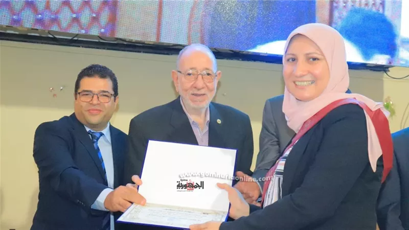 تكريم الدكتورة نهاد فريد والصيادلة الحاصلين على دراسات عليا