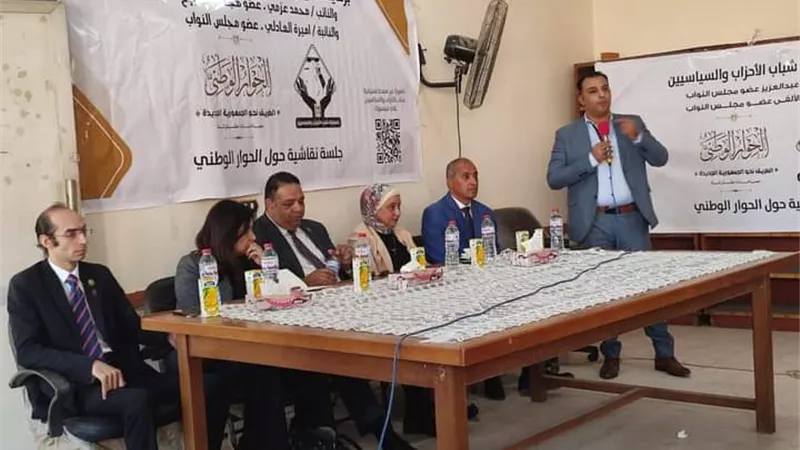 جلسة نقاشية مع القيادات الشعبية والسياسية فى نادى جامعة بنها
