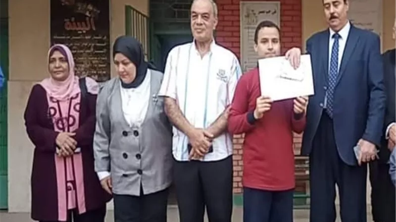 مدير ووكيل تعليم غرب شبرا الخيمة يُكرمان أوائل الطلبة