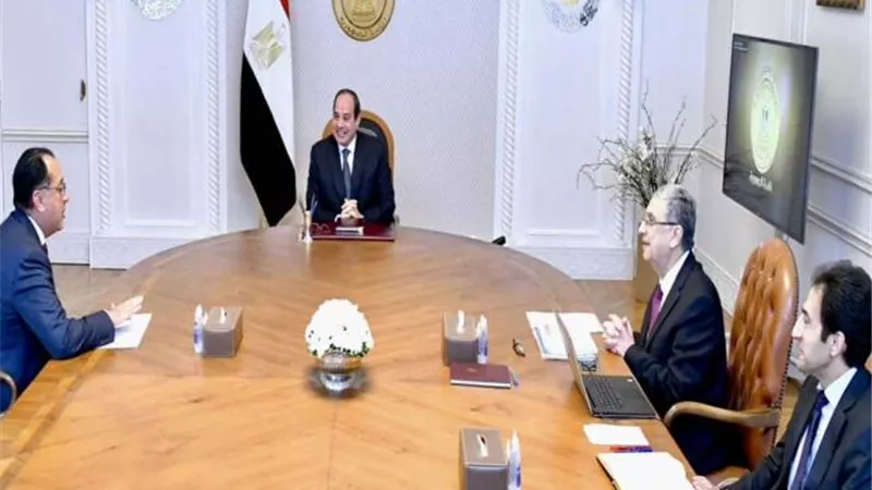 وزير الكهرباء يستعرض المشروعات القومية في قطاع توليد الكهرباء من الطاقة الجديدة والمتجددة