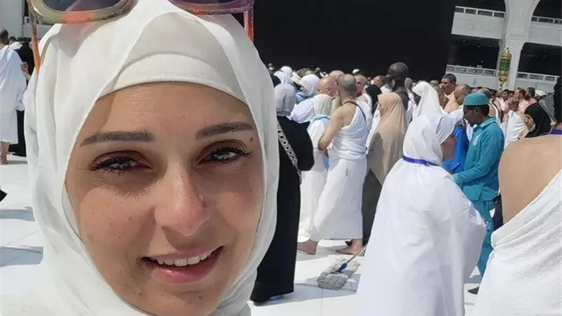من أمام الكعبة.. نورهان شعيب تخطف القلوب عبر إنستجرام