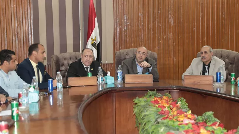 محافظ بني سويف يبحث التوسع في معارض بيع السلع