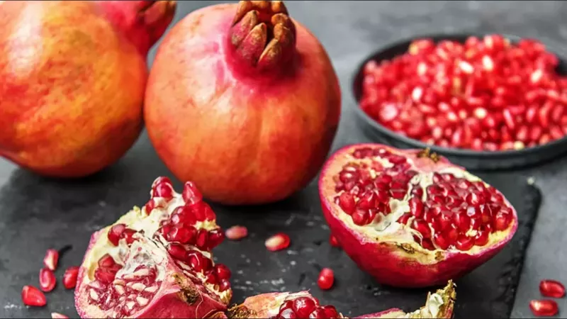 فى موسمه..تعرف على اسهل طريقة لتقشير الرومان