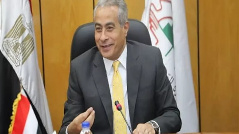 تسليم الإعانات لأسر ضحايا حادث البحيرة من العمالة غير المنتظمة