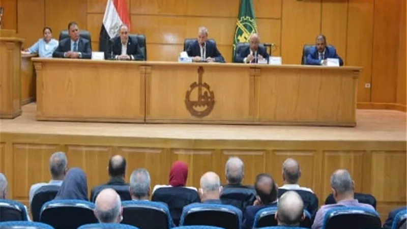 الهجان يعقد اجتماعا لضبط الأسواق والتأكد من توافر السلع الأساسية