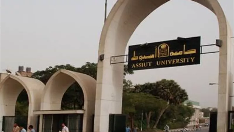 رئيس جامعة أسيوط يستقبل عميد كلية الشريعة والقانون بجامعة الأزهر