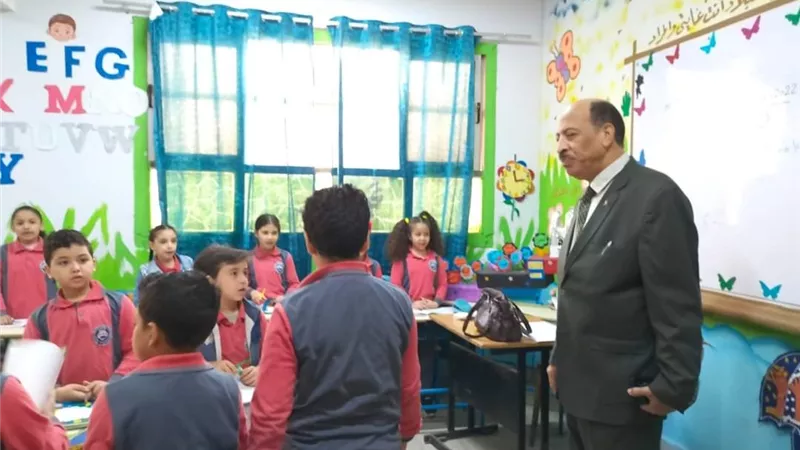 مدير تعليم مصر القديمة يتابع انتظام الدراسة باول مدرسة متميزة