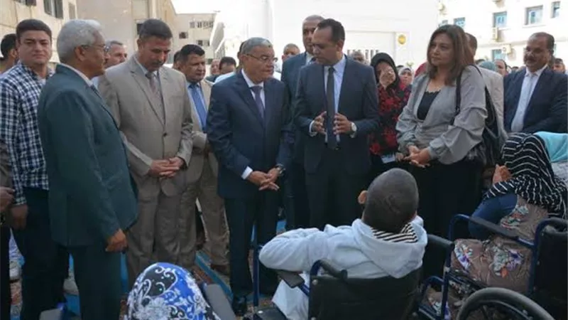 محافظ المنيا يسٌلم 124 كرسي متحرك لذوي الهمم ويشيد بدور مؤسسات
