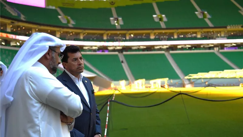 وزير الرياضة يتفقد استاد الثمامة بالدوحة المستضيف لمباريات كأس العال