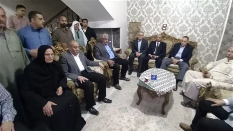 غراب يُؤدي واجب العزاء في وفاة معلم اللغة الإنجليزية