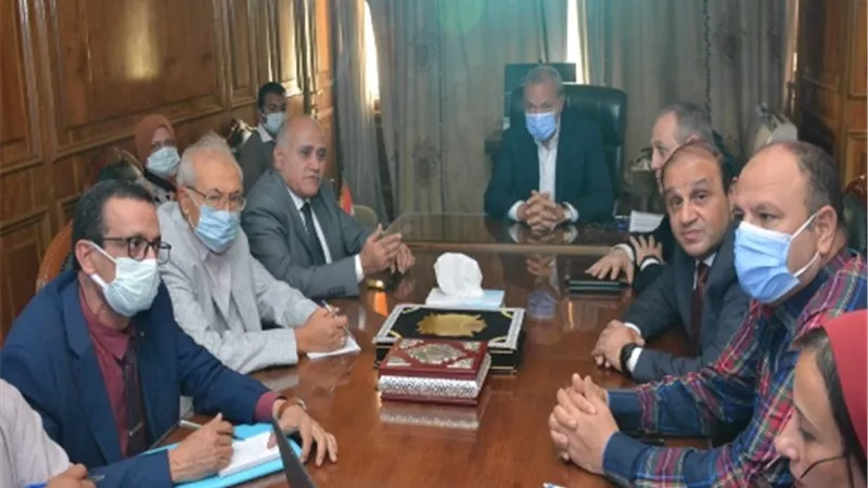محافظ القليوبية يناقش أعمال استكمال ممشى أهل مصر في مدينة بنها