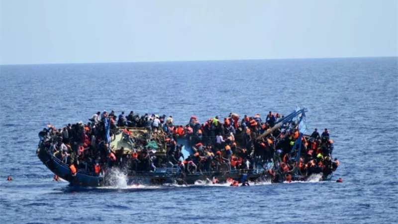 السلطات اليونانية: عمليات بحث وإنقاذ لعشرات المهاجرين عقب غرق قاربهم