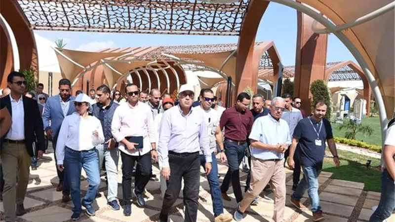 رئيس الوزراء يتفقد المنطقة الخضراء بمحيط مركز المؤتمرات بشرم الشيخ