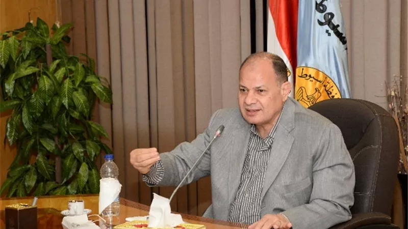 محافظ أسيوط يناقش مع التنفيذيين جهود مواجهة حرق المخلفات الزراعية