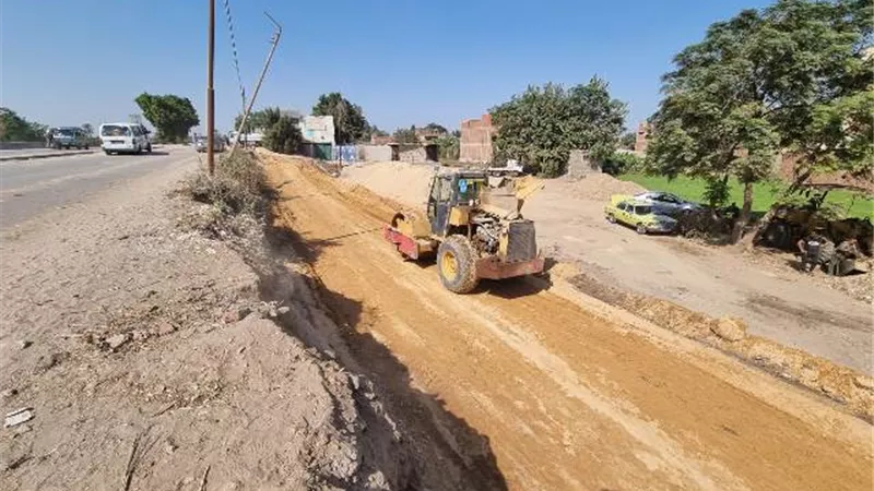 محافظ الجيزة يتابع جهود تطوير ورصف طرق طراد النيل