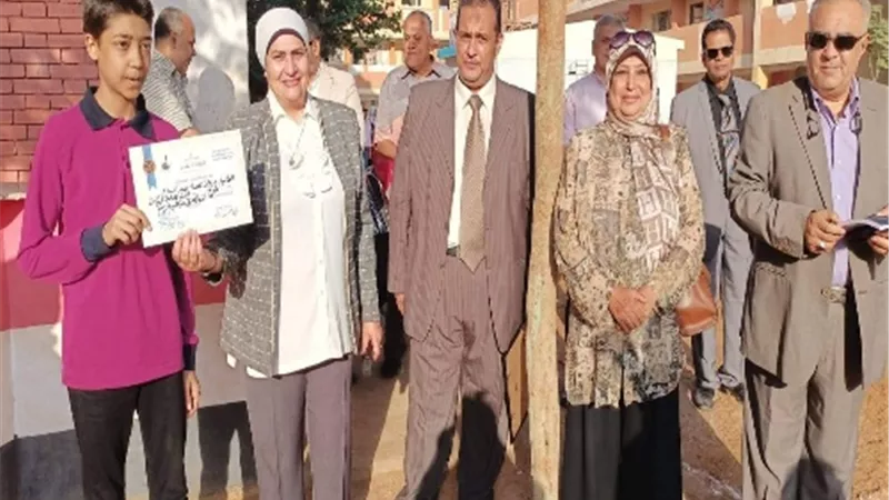مدير تعليم القليوبية تُكرم طالب موهوب بمدرسة حسن عبد الحميد الرسمية