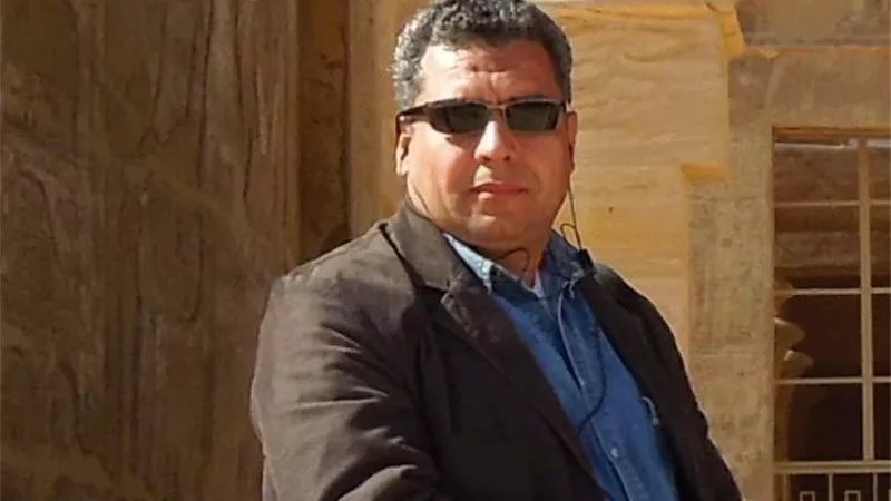 دعنى أتغزل فِيك يَا وطنى