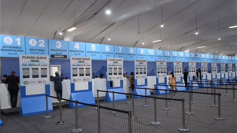 مدبولى يتفقد الأجنحة الخاصة بالدول في المنطقة الزرقاء