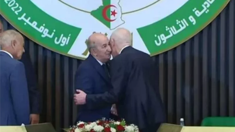 قيس بن سعيد يسلم نظيره الجزائري رئاسة القمة العربية