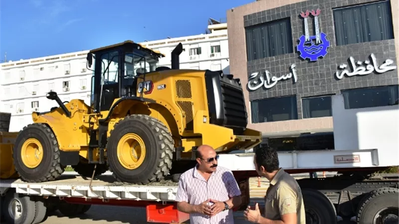 محافظ أسوان يتفقد معدات النظافة العامة ضمن خطة العام الحالي