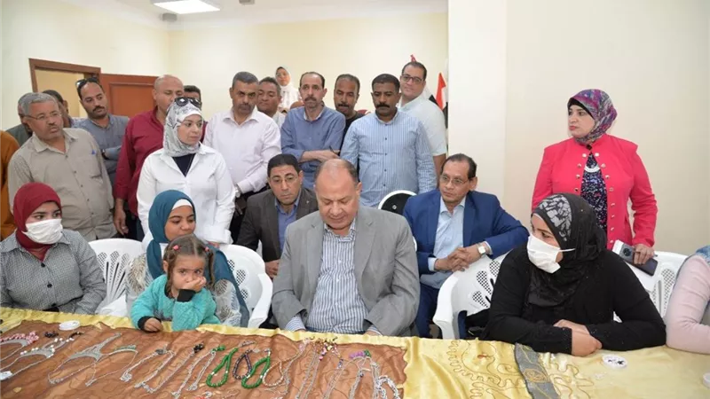 محافظ أسيوط يفتتح معرض 