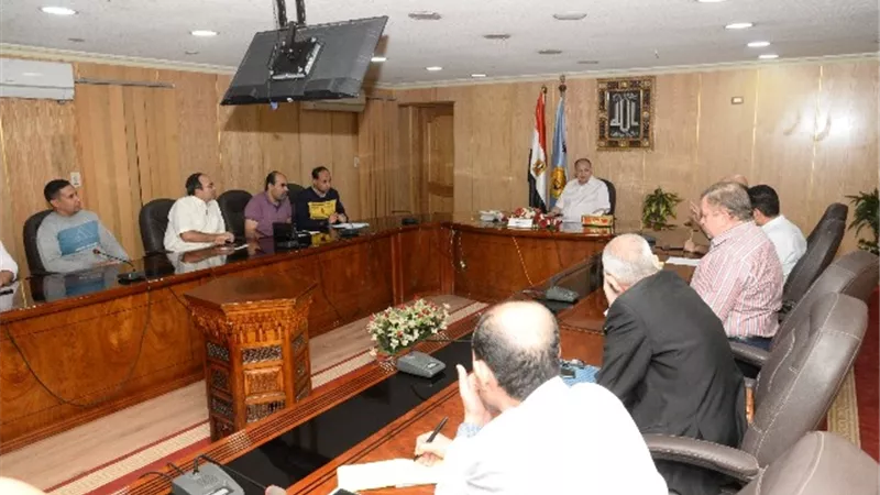 محافظ أسيوط يلتقي بأصحاب المشروعات الفائزة بمبادرة