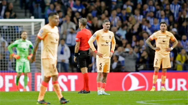 رئيس أتلتيكو مدريد يفجر غضبه ويفتح الباب أمام رحيل نجومه