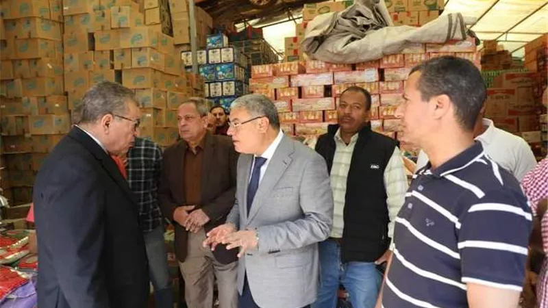 القاضي يقود حملة مفاجئة لضبط الأسواق ومحتكري السلع بمركز ابوقرقاص