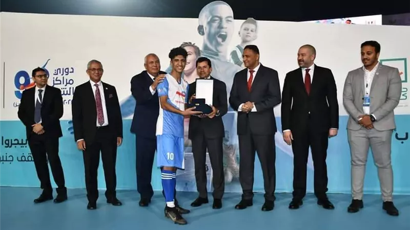 أسيوط يهنئ طالباً بكلية الخدمة الاجتماعية بفوزه بجائزة أفضل لاعب