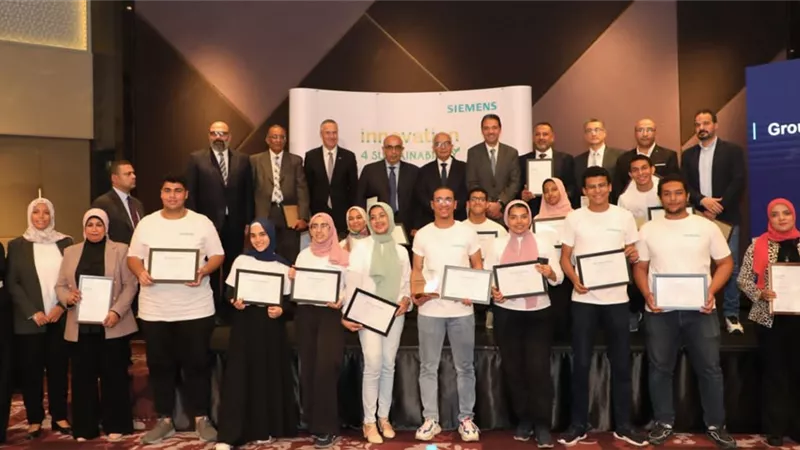 حجازي يكرم طلاب STEM الفائزين في إعداد مشروعات التغير المناخي