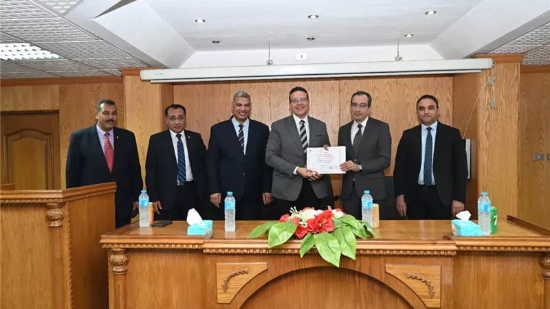 رئيس جامعة الفيوم يكرِّم المتدربين في دورة المدرب المحترف