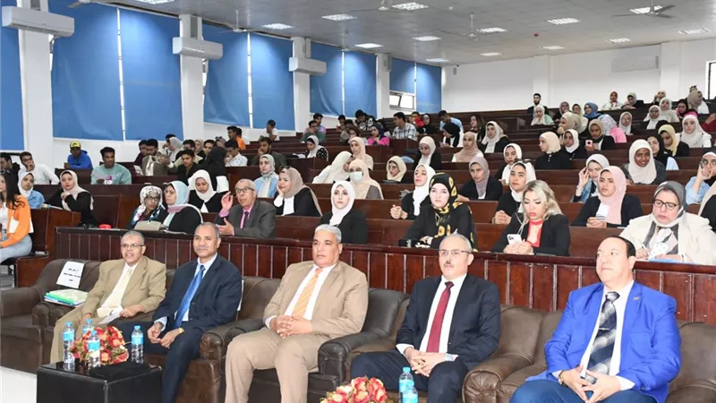 رئيس جامعة القناة يشهد لقاء