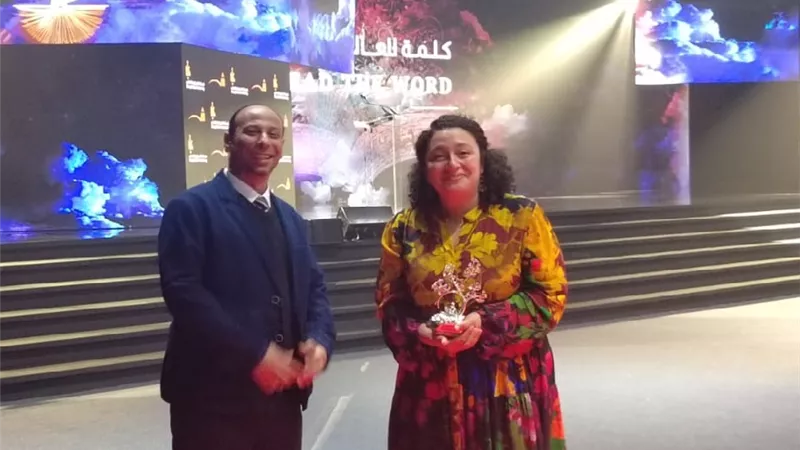 منار هزاع تفوز بجائزة الشارقة عن مؤلفها المصور 