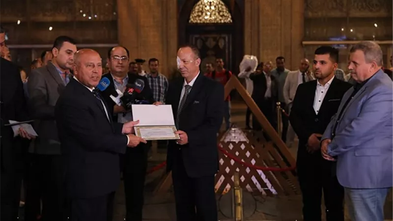 وزير النقل يكرم قائد قطار رقم 500 اكسبريس شربين/ طنطا