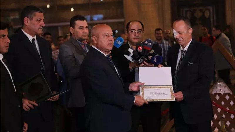 وزير النقل يكرم قائد قطار لاستكماله الرحلة وهو مصاب