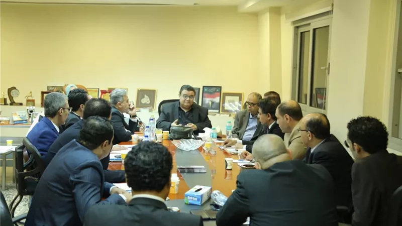 خالد جلال يستعرض خطة شاملة للتطوير مع مديري فرق بيت المسرح