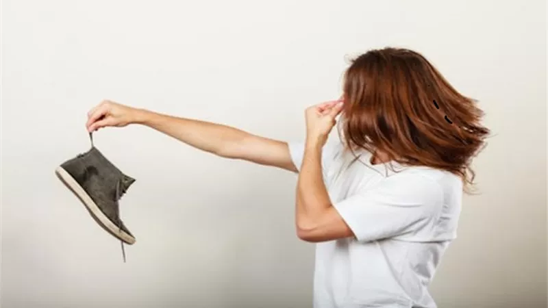 أسباب وطرق علاج رائحة القدمين الكريهة