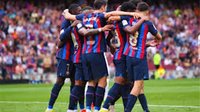 نجم برشلونة يكشف حقيقة رحيله عن العملاق الكتالوني