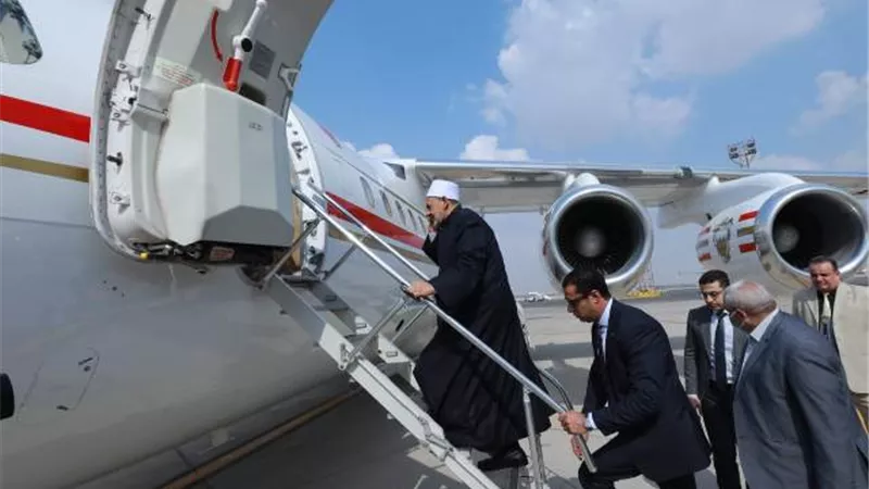 الطيب يغادر أرض الوطن إلى البحرين للمشاركة في ملتقى الشرق والغرب