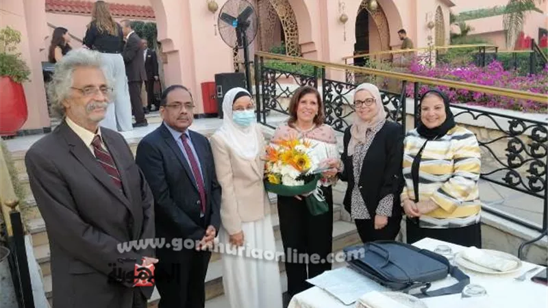 الملكية البريطانية تهدي دكتورة مديحة خطاب درع الكلية وشهادة تقدير
