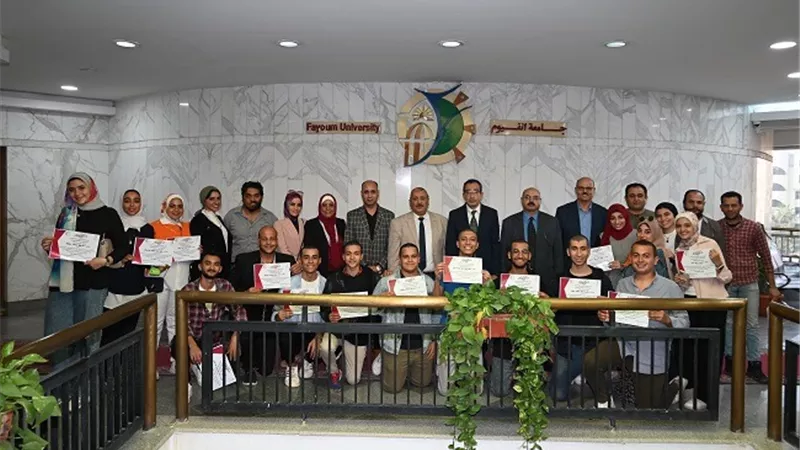 رئيس جامعة الفيوم يكرِّم فريق منتخب مسرح الجامعة