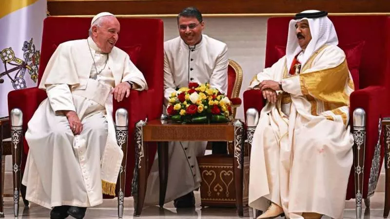 بابا الفاتيكان يصل البحرين ويلتقي الملك حمد بن عيسى