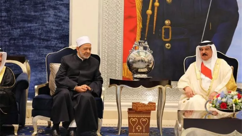 ملك البحرين يستقبل شيخ الأزهر في مطار قاعدة الصخير الجوية