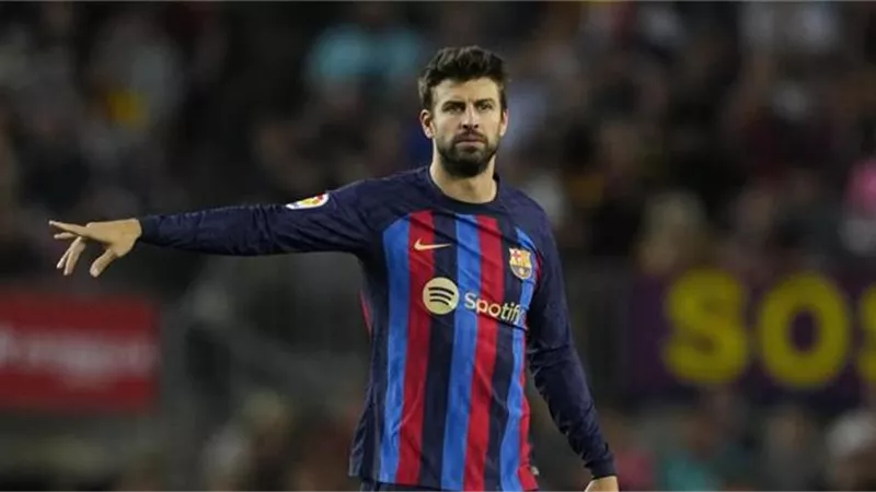 أول تعليق من رئيس برشلونة على قرار اعتزال بيكيه
