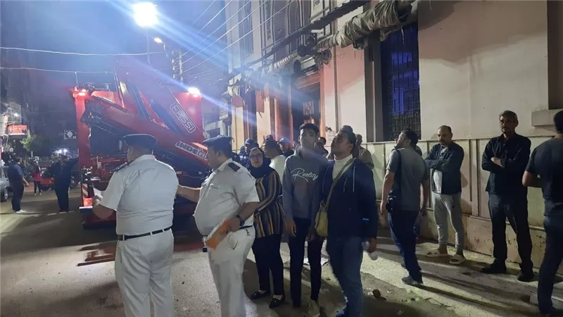 انهيار سقف عقار وتحطم سيارة في طلخا بالدقهلية