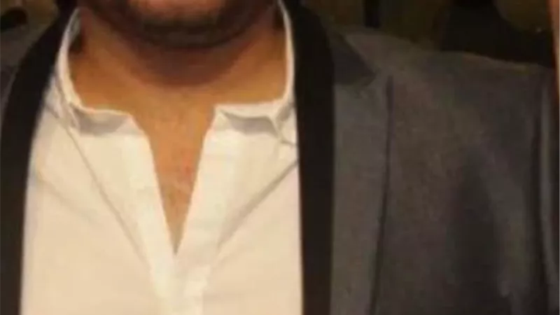 طالب بأجره فقتله صاحب المصنع