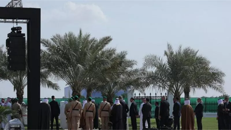 ملك البحرين يصطحب الإمام الطيب والبابا فرانسيس الثاني لزراعة نخلة
