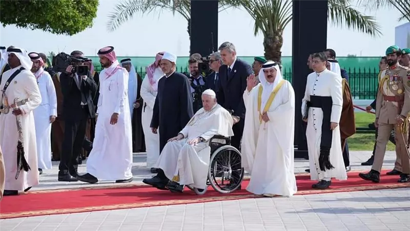 ملك البحرين يصطحب شيخ الأزهر وبابا الفاتيكان إلى مقر صرح الشهيد..صور